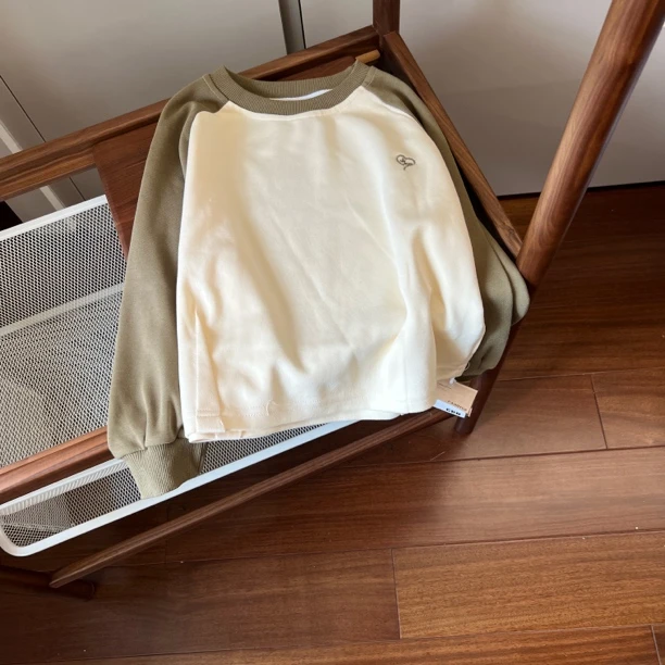 【编号L912】CBD232051-05-儿童绣爱心圆领卫衣灰绿色