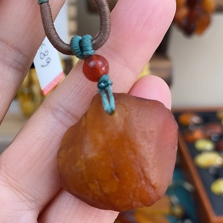 琥珀未镶嵌颈饰吊坠