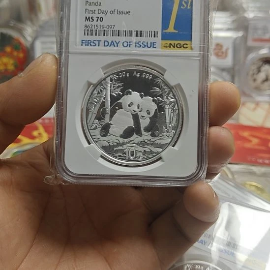 纯银2026年熊猫银币NGC70分首日