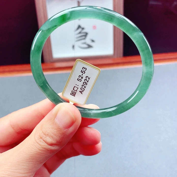 未镶嵌手镯翡翠圆镯