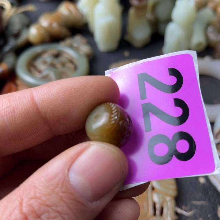 和田玉颈饰未镶嵌时****？