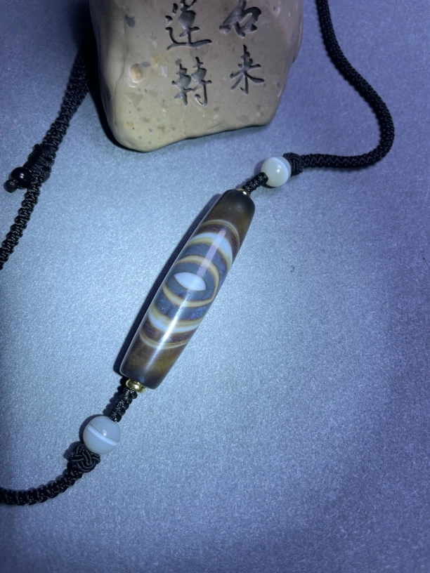 天然缠丝玛瑙藏蓝沁佛眼《尺寸55×13.8》