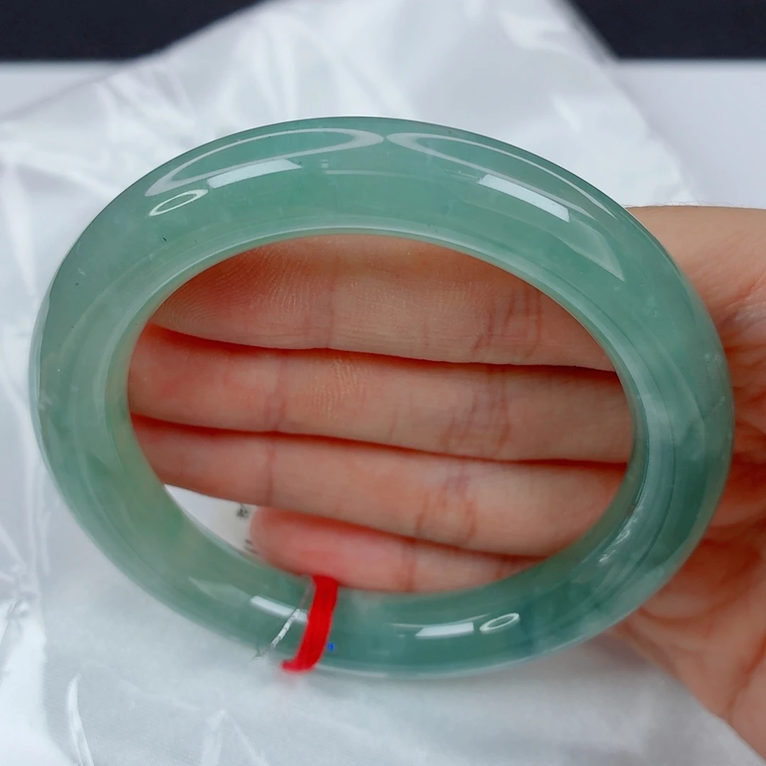 翡翠未镶嵌手镯57胖圆条，糯冰满湖水绿显白，强推，棉感，034