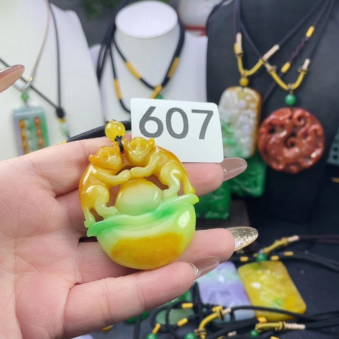 翡翠未镶嵌吊坠(赠链)