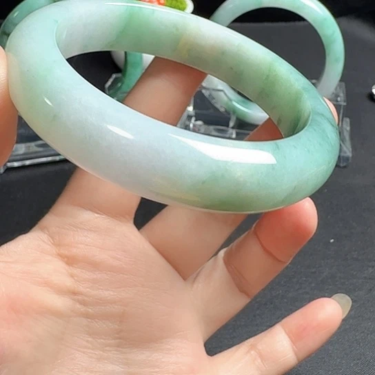 翡翠手镯未镶嵌翡翠