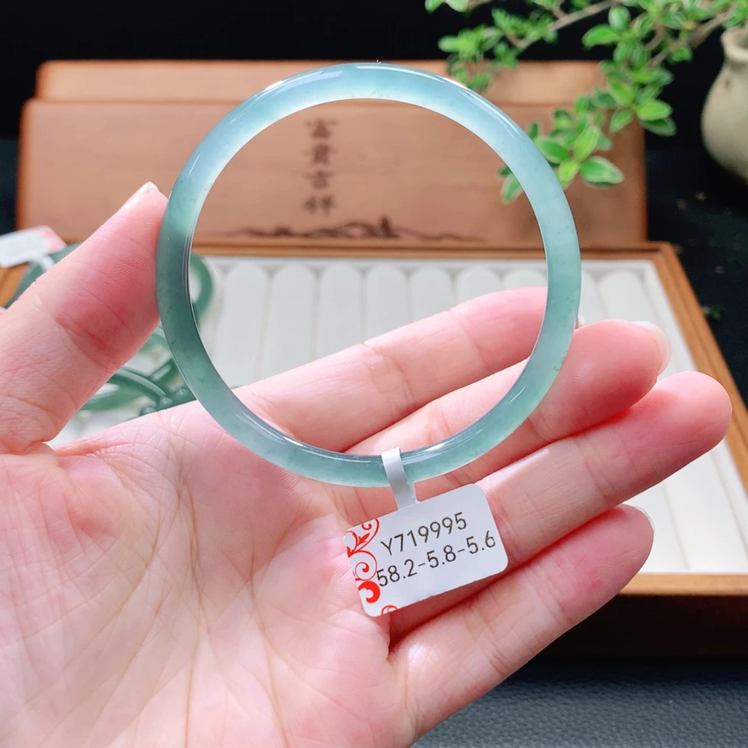 未镶嵌手镯（圆镯）翡翠