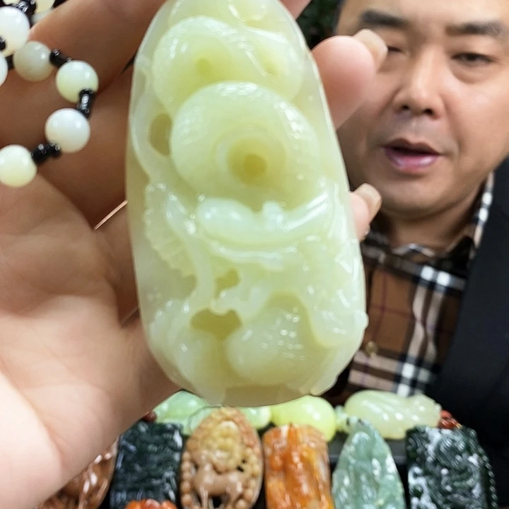 蛇纹石玉吊坠未镶嵌