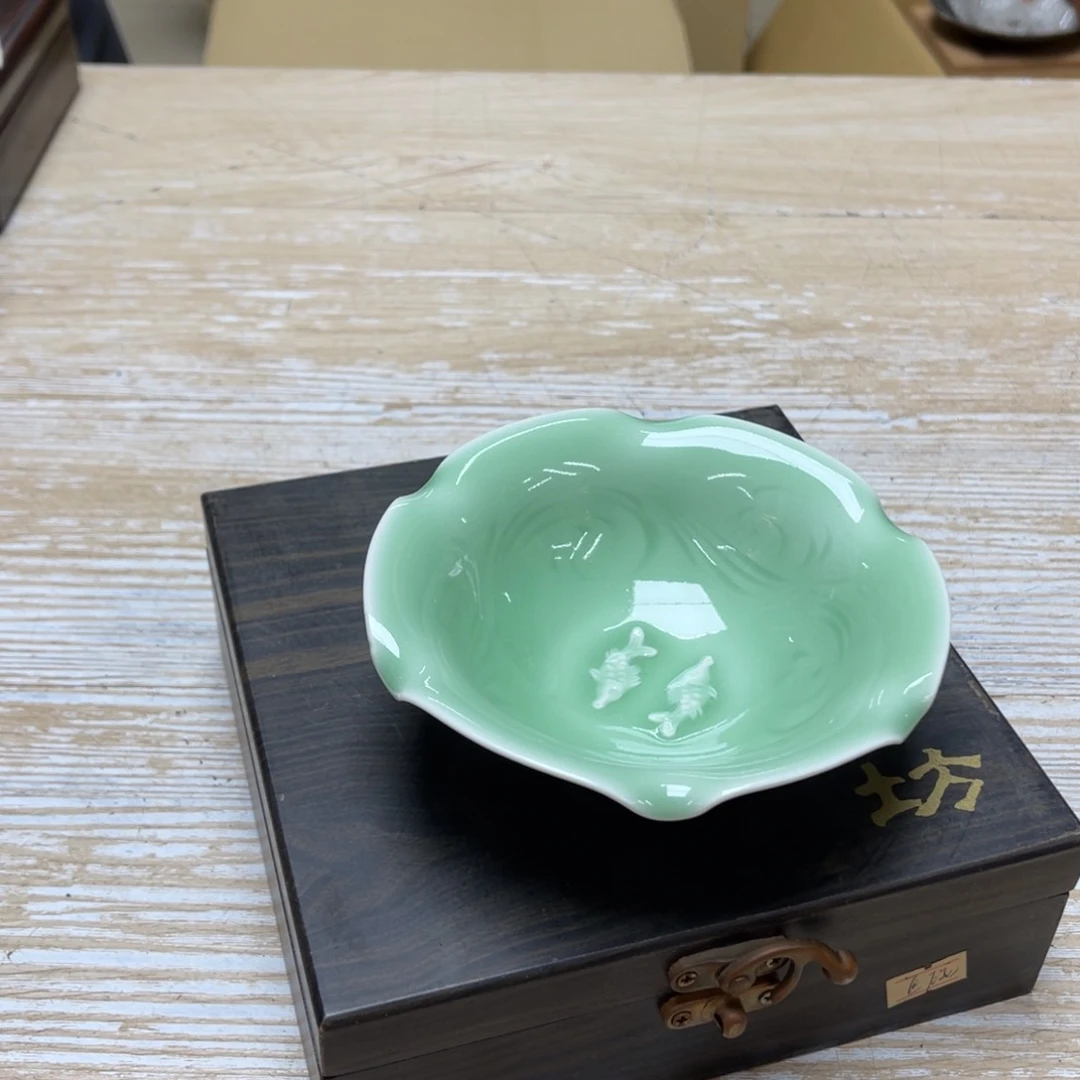 瓷片燃密密麻麻地排列着一条