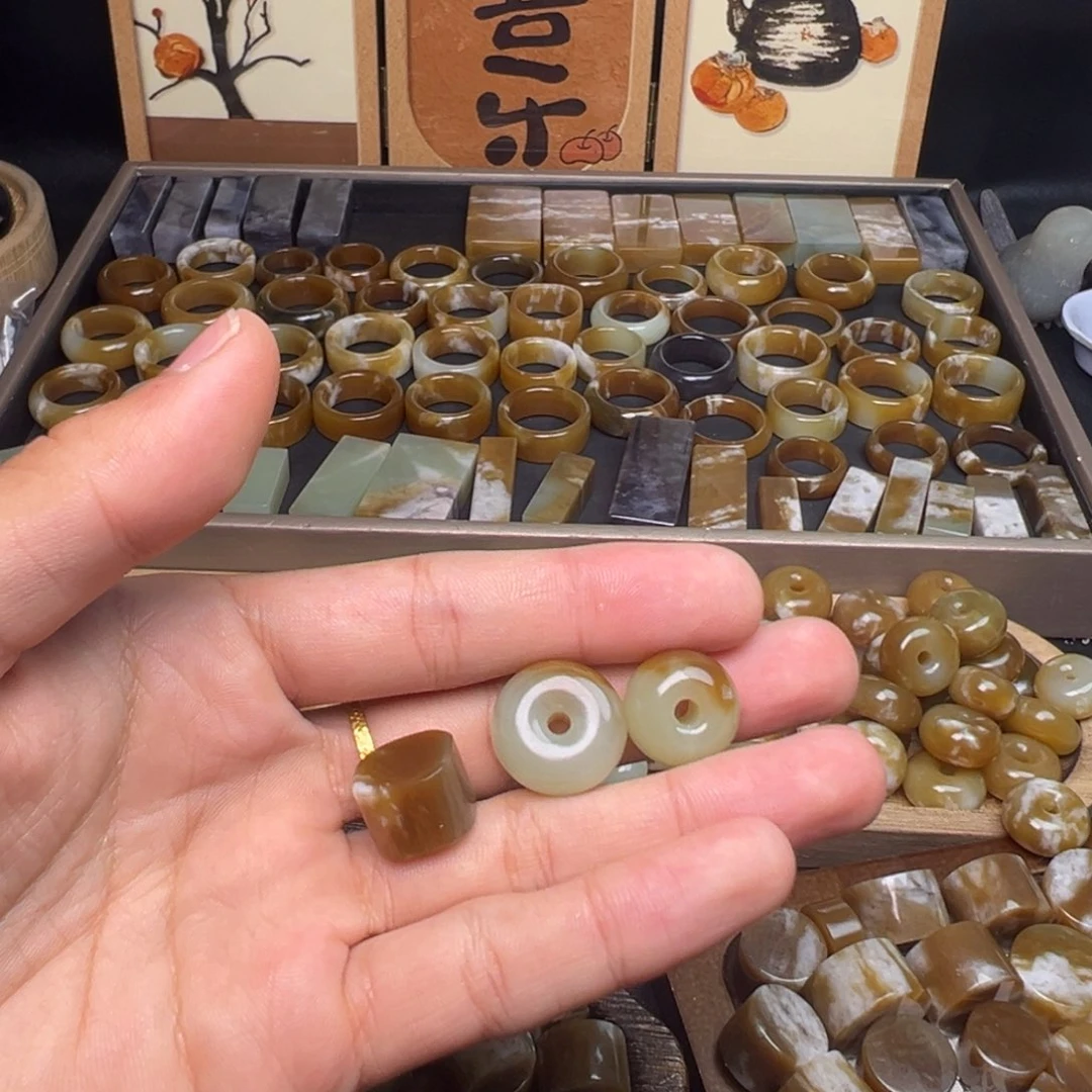 董***董和田玉（糖玉）未镶嵌珠宝奇石平安扣