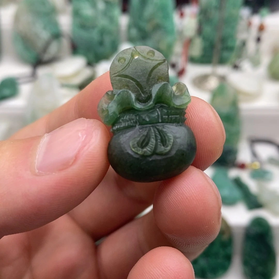 独山玉未镶嵌颈饰