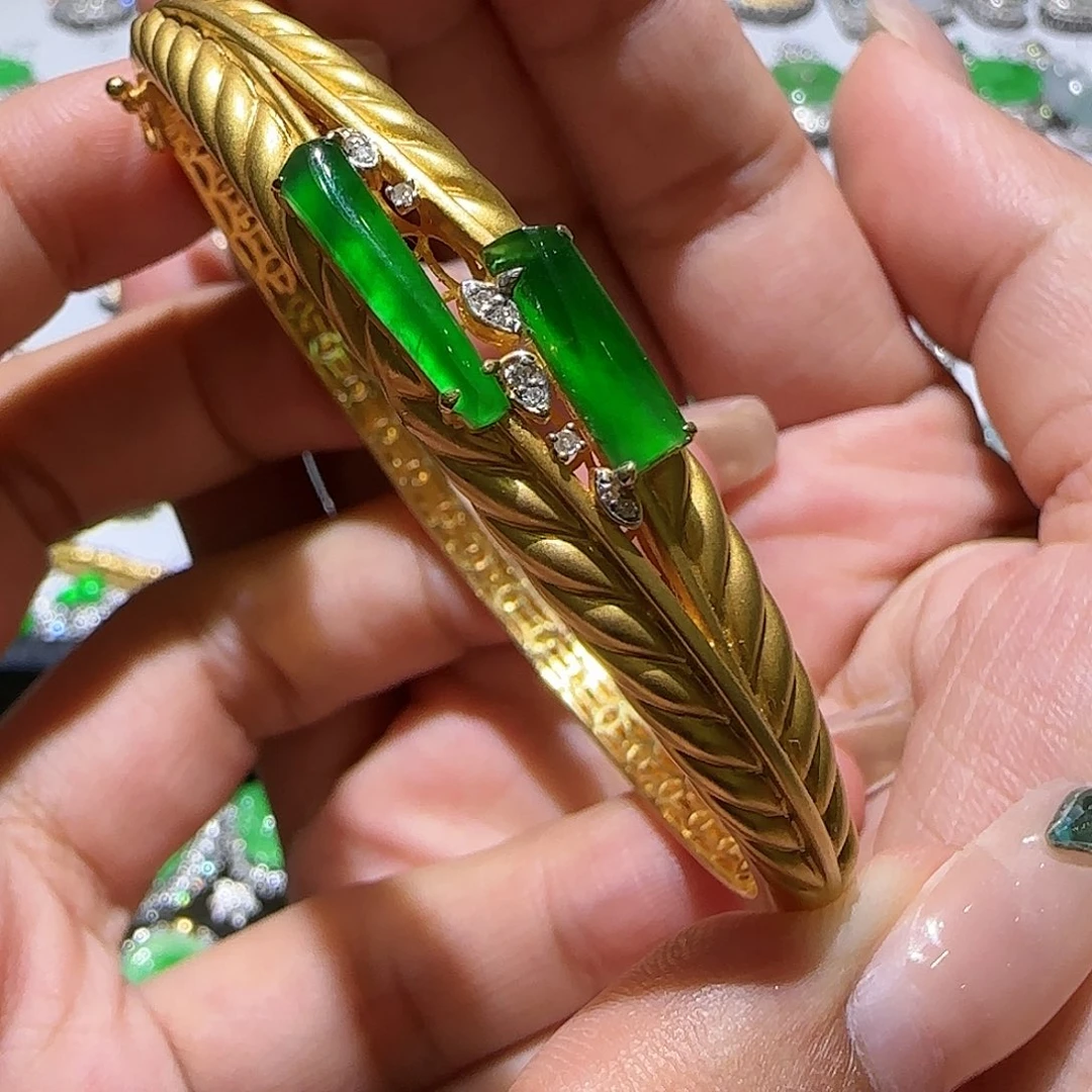 【闪购商品】18K金镶嵌手镯翡翠天然