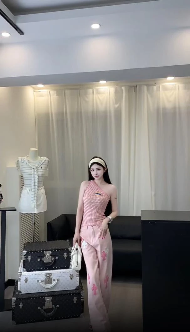 2025年夏季新款辣妹风设计感别致撞色斜肩背心配刺绣牛仔裤两件套