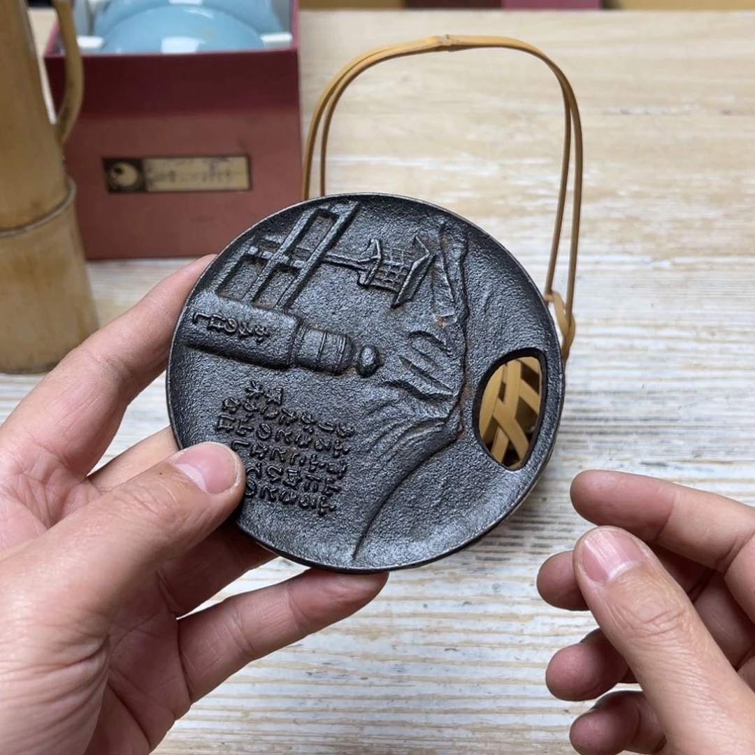 瓷片丫*密密麻麻地排列着一个