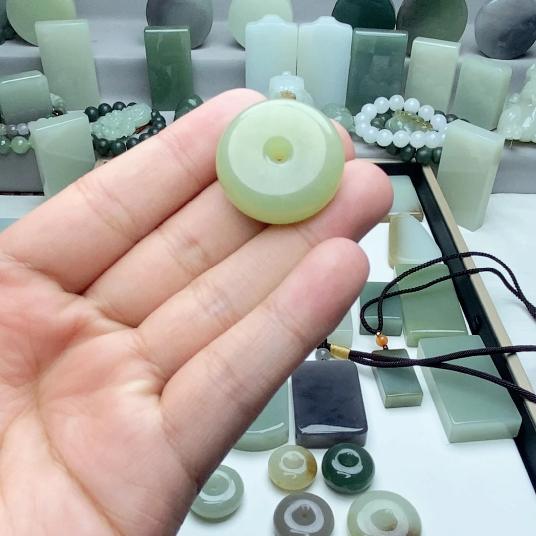 和田玉颈饰未镶嵌皮****员