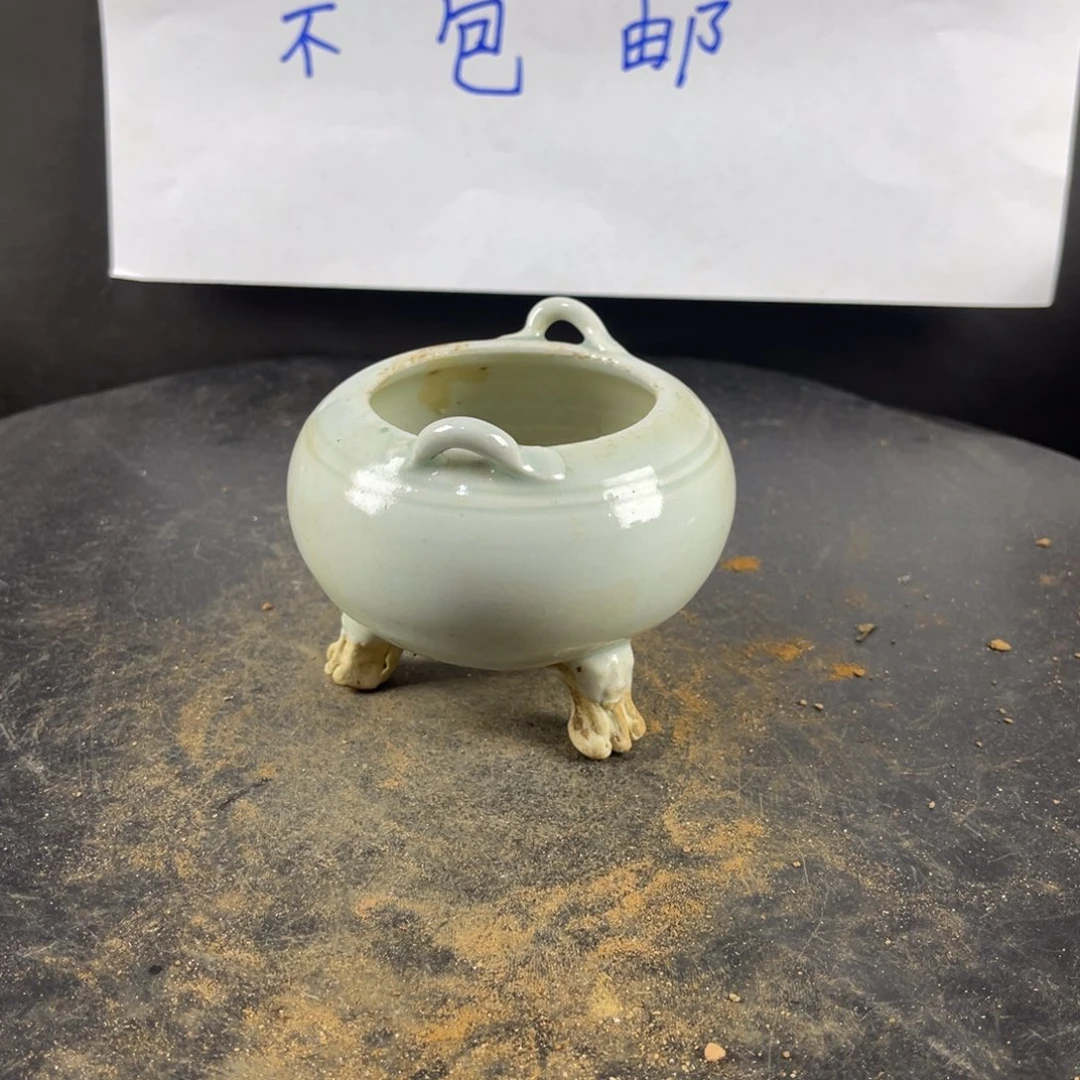 罐漂亮的小瓷器和