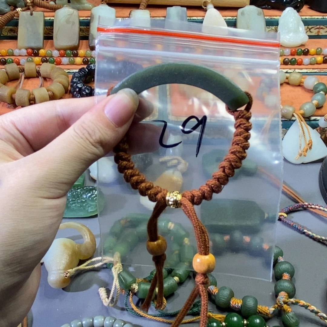 和田玉颈饰未镶嵌文*