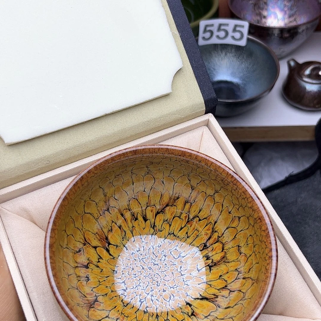 茶盏您好他超级显腿长