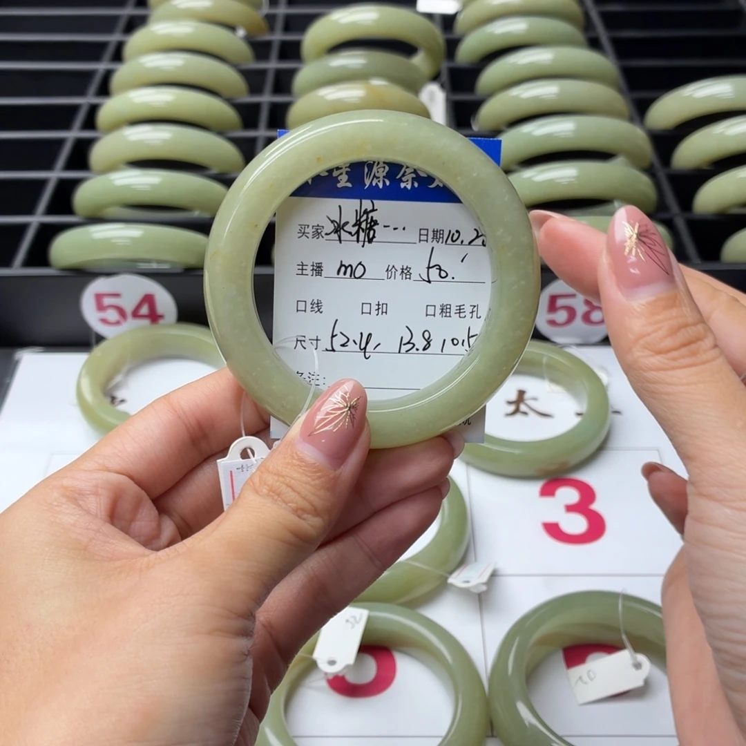 冰****石英质玉未镶嵌手镯