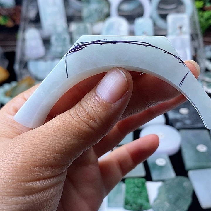 翡翠挂件未镶嵌翡翠的