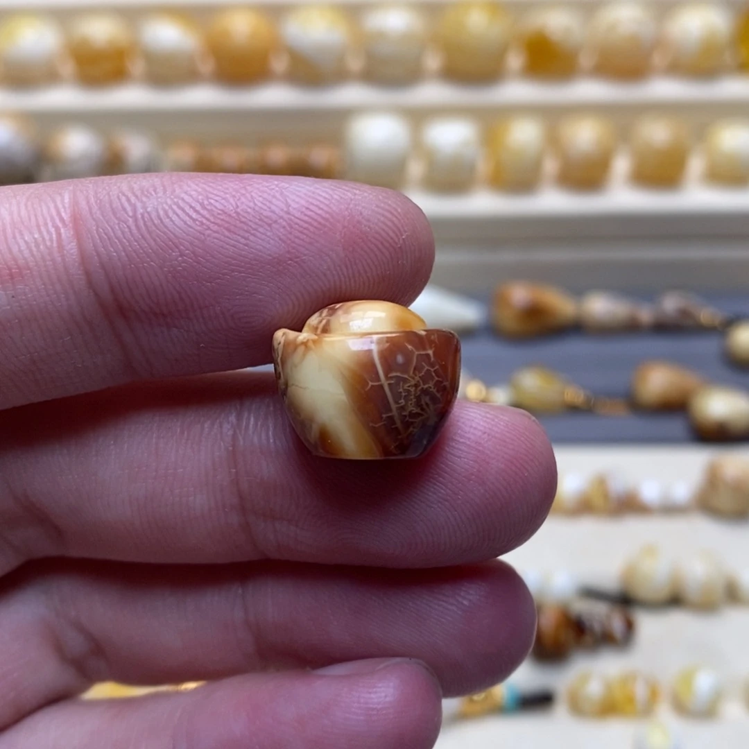 未镶嵌琥珀珠宝奇石