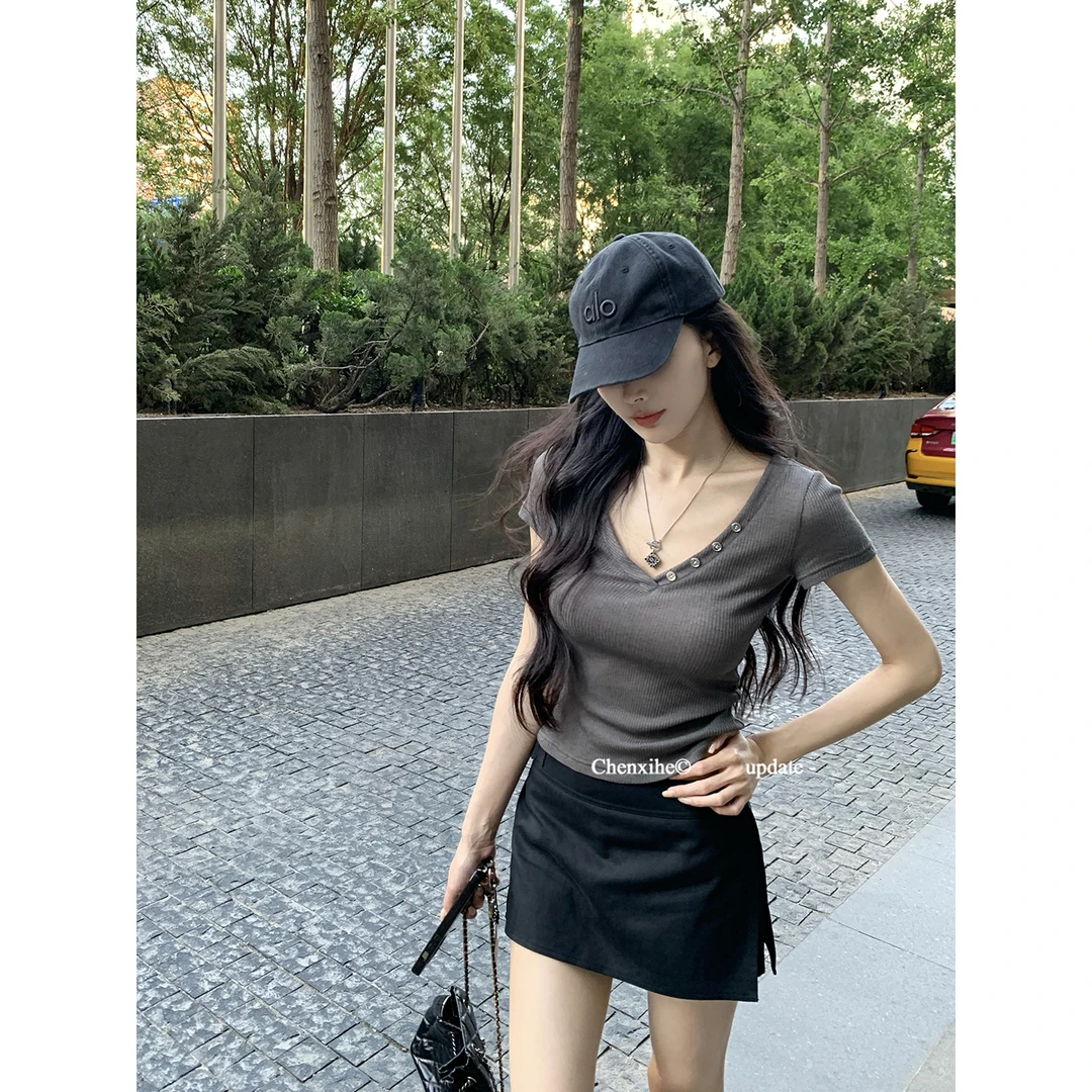 何晨曦 纽扣V领收腰显瘦短袖夏季新款百搭亲肤休闲透气T恤 T0890T