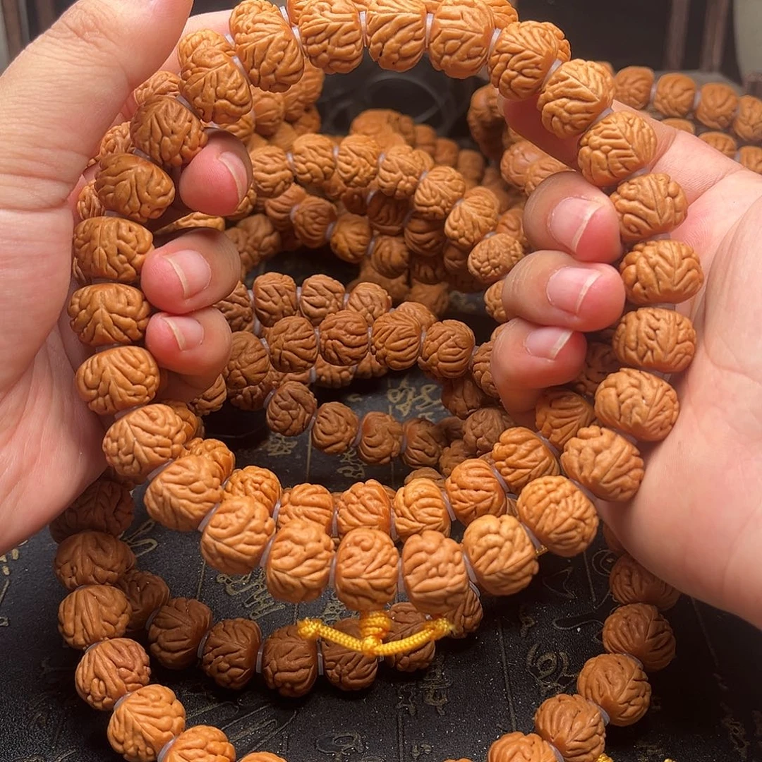 桃核吊坠桃和手持