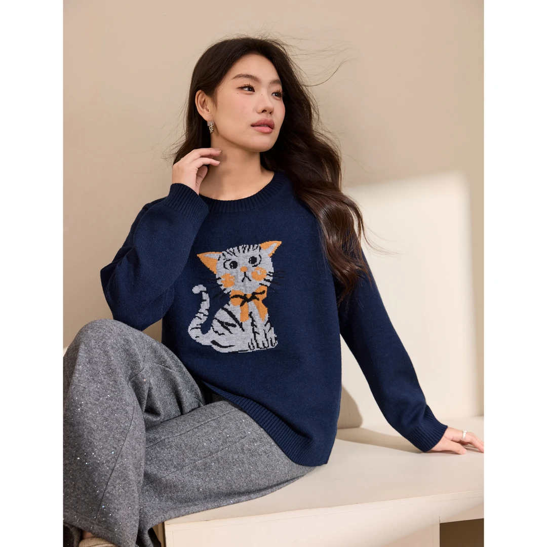 【哈基米】纤莉秀W大码女装莱赛尔混纺猫咪刺绣圆领软糯毛衣QK4929