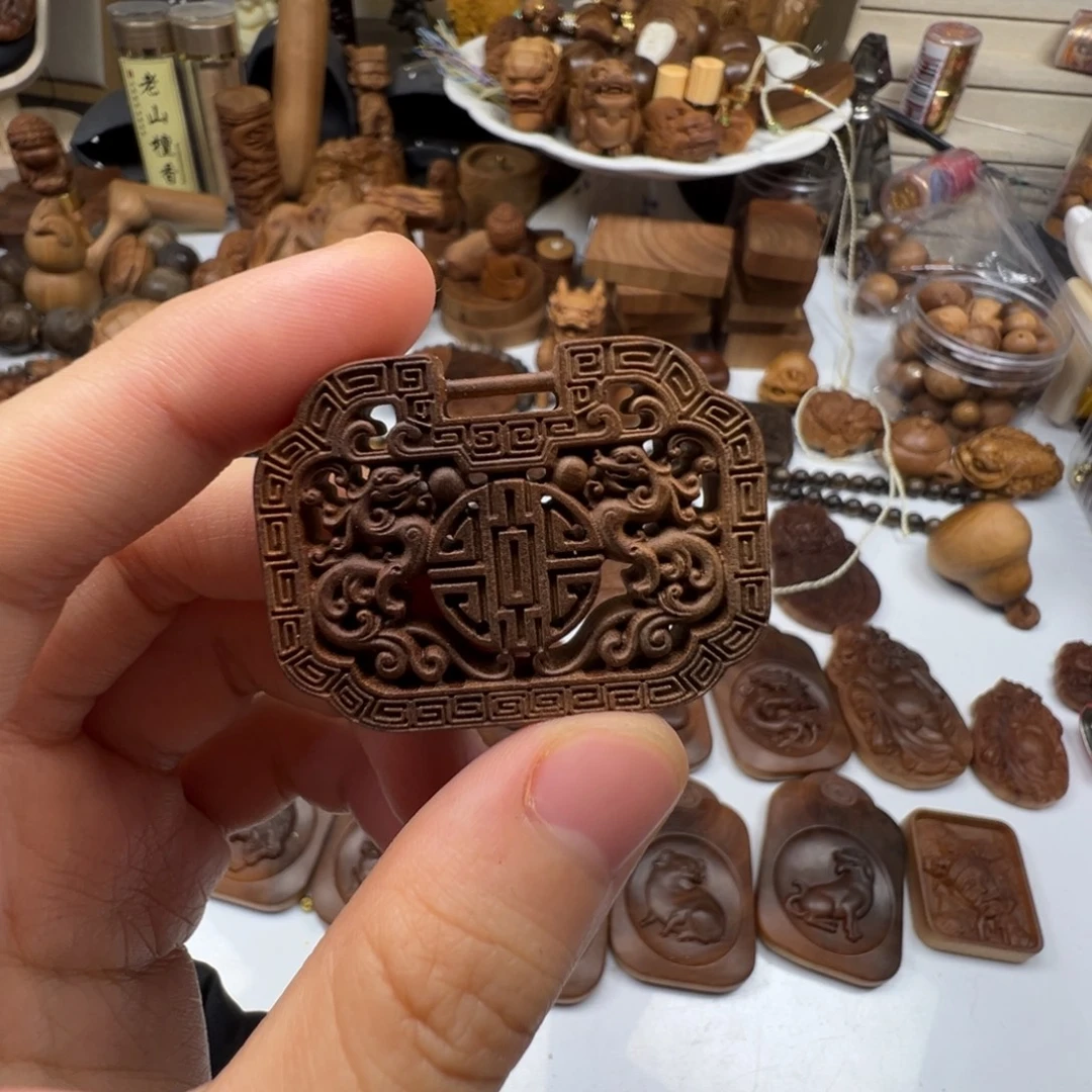 檀香木龙老山檀镂空无事牌