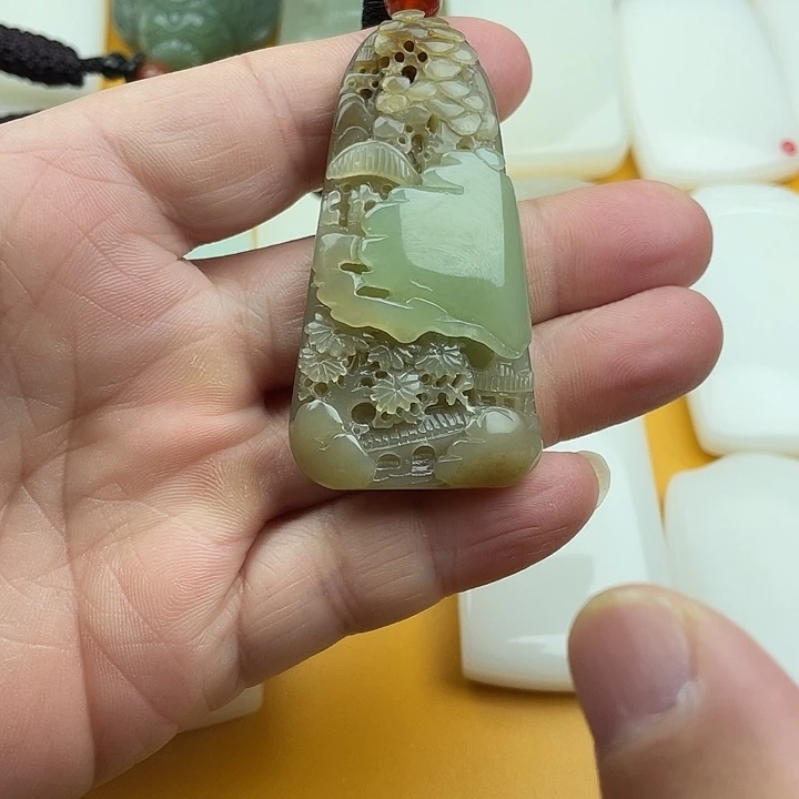 颈饰未镶嵌和田玉（糖玉）