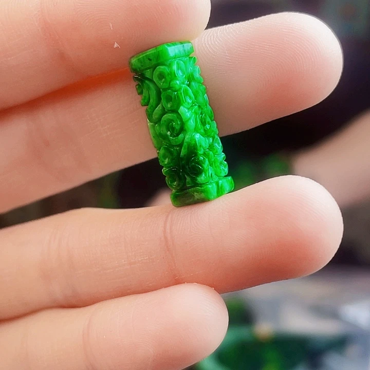 翡翠未镶嵌颈饰多样性