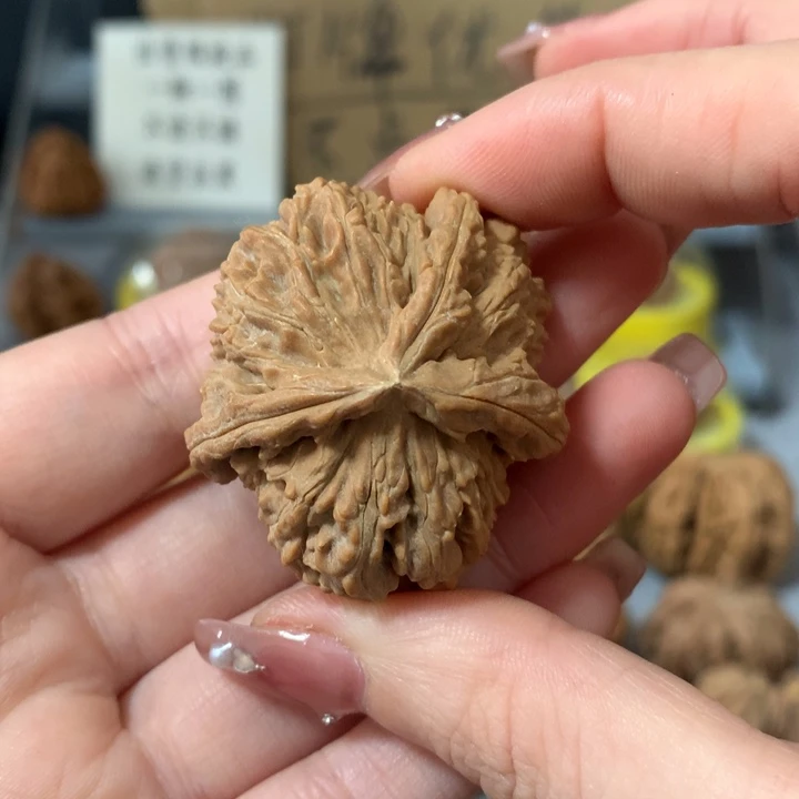 中***家文玩核桃吊坠异形单只，有瑕疵