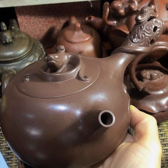 茶壶紫砂原矿泥手工制作的一把紫砂壶。