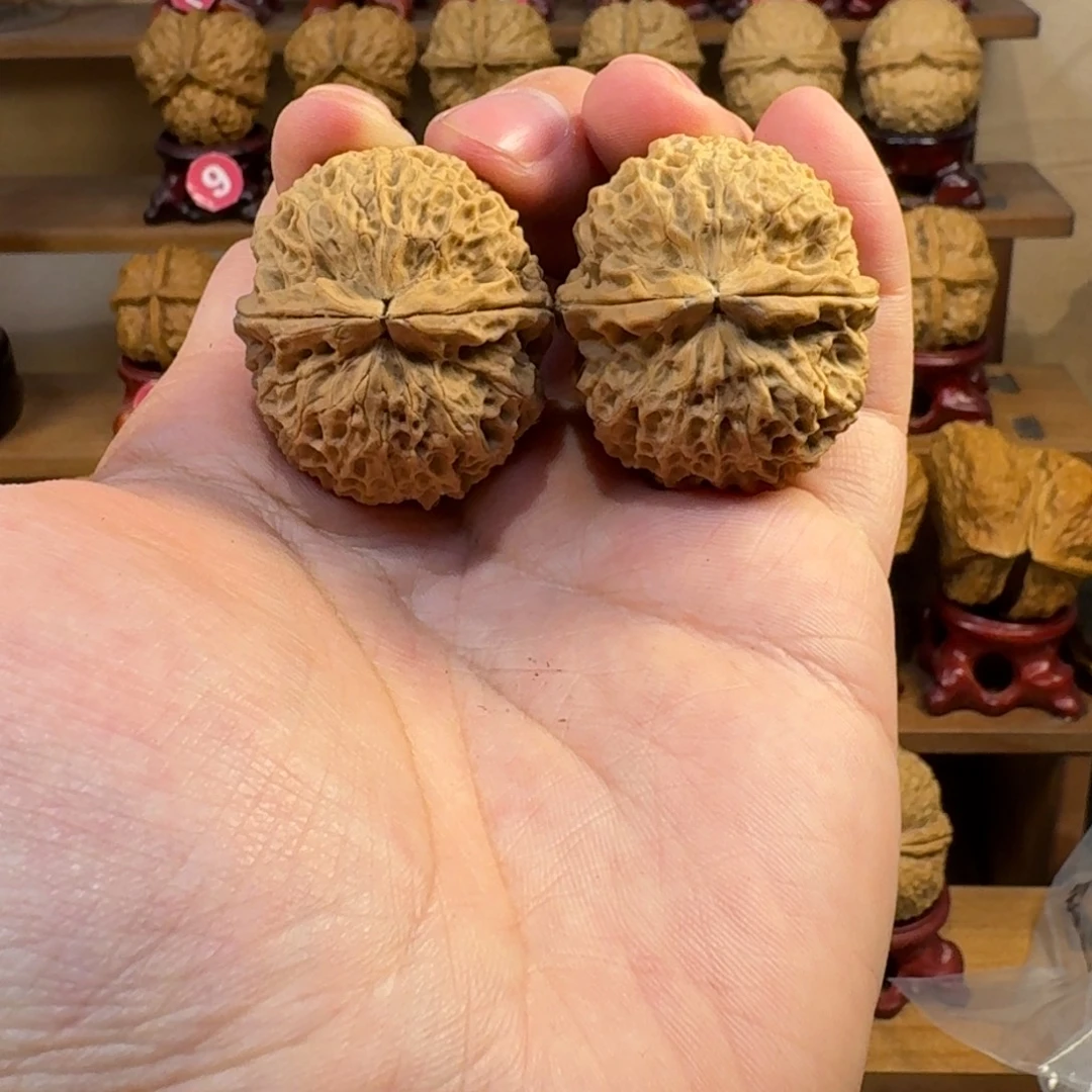 铁核桃把件臻龙铁绣球