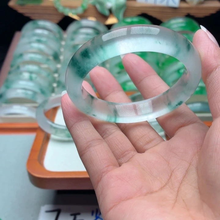 雪***y石英质玉未镶嵌手镯