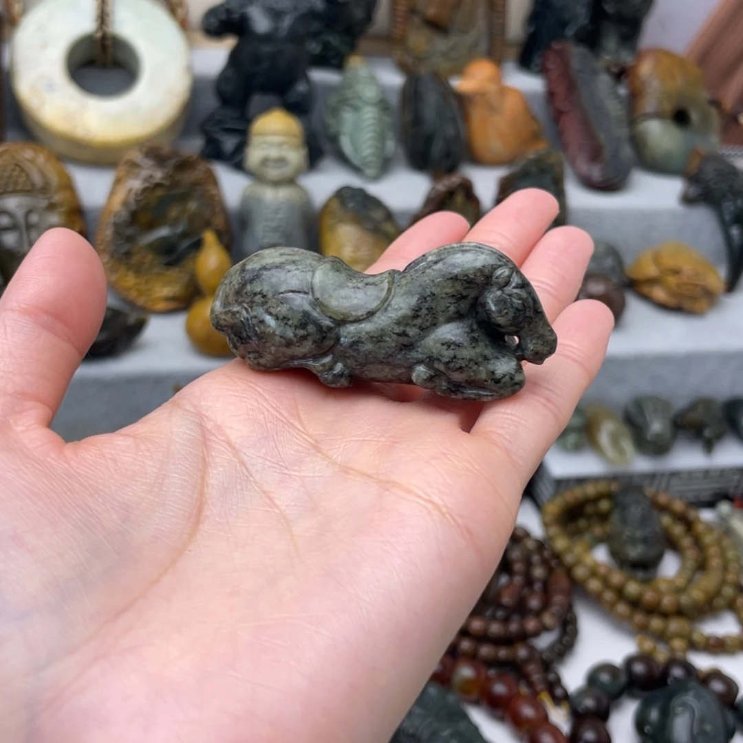 透闪石质玉未镶嵌挂件