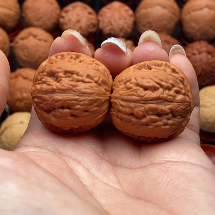 核桃精品文玩核桃手捻麒麟墩