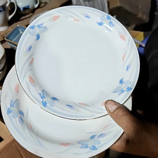 摆件盘子碗茶壶啥都有