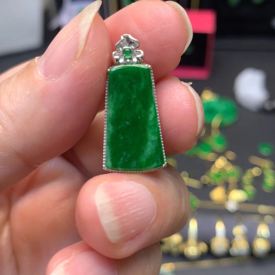 翡翠18K金镶嵌颈饰有纹裂