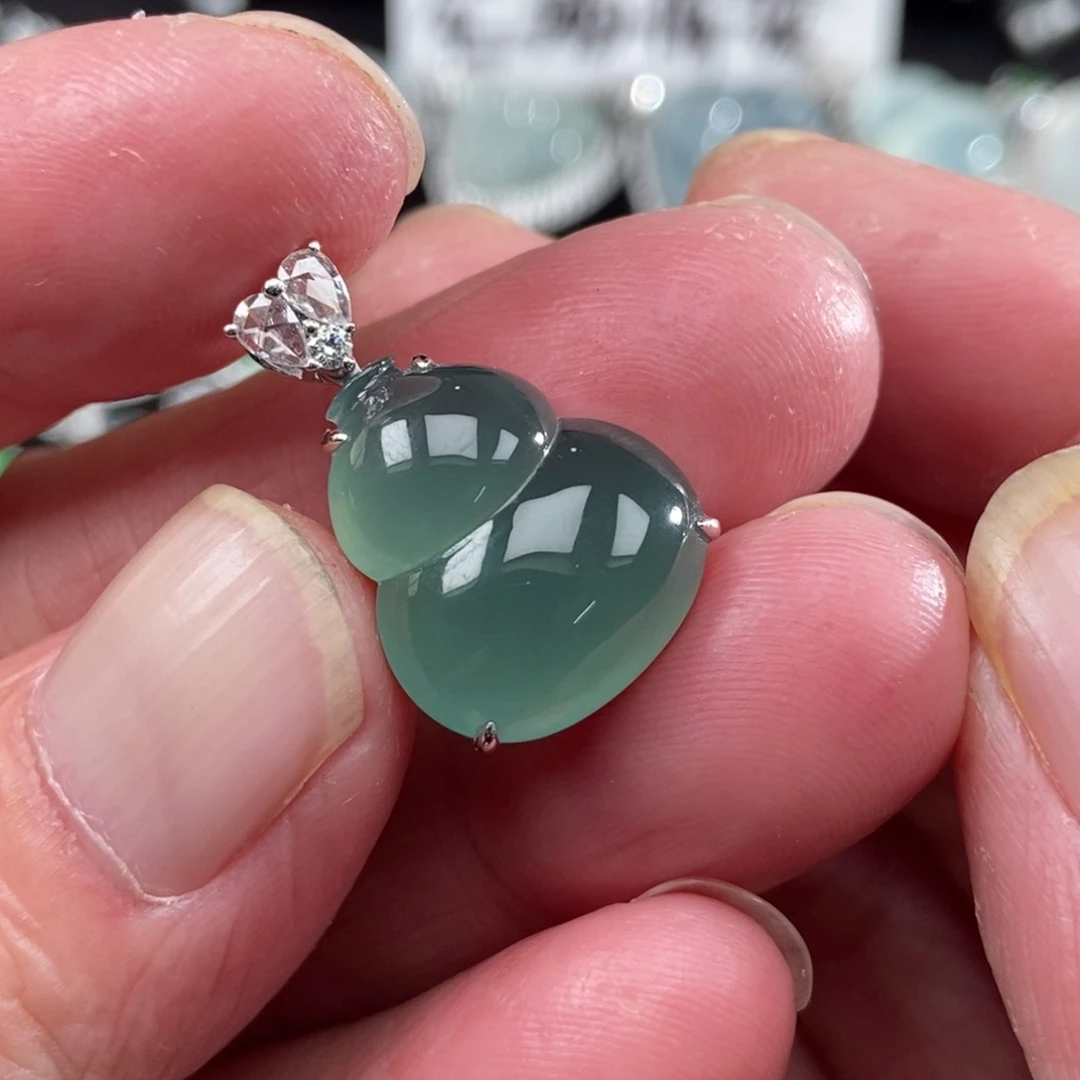 颈饰18K金镶嵌翡翠葫芦