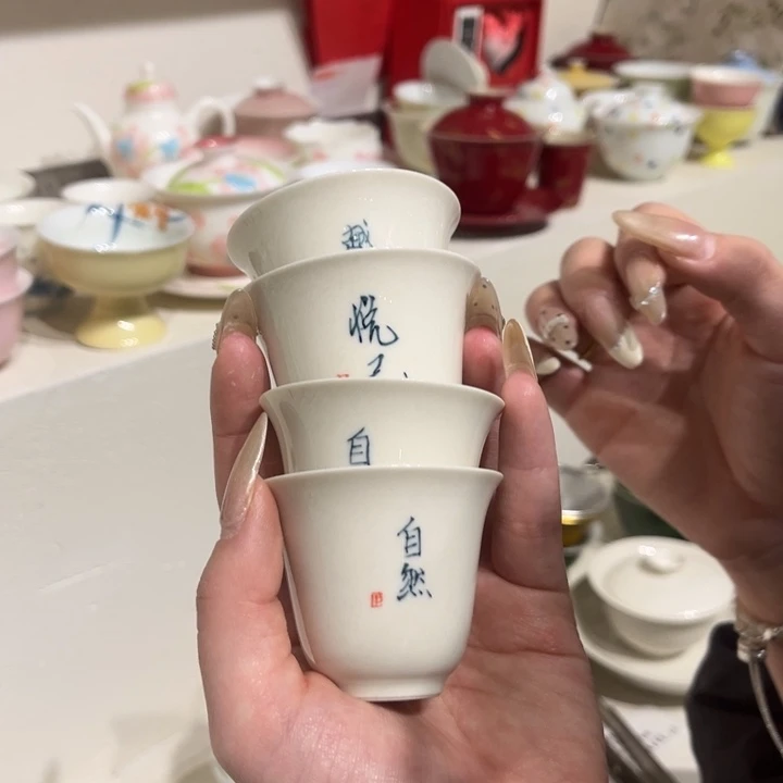 4个茶杯。