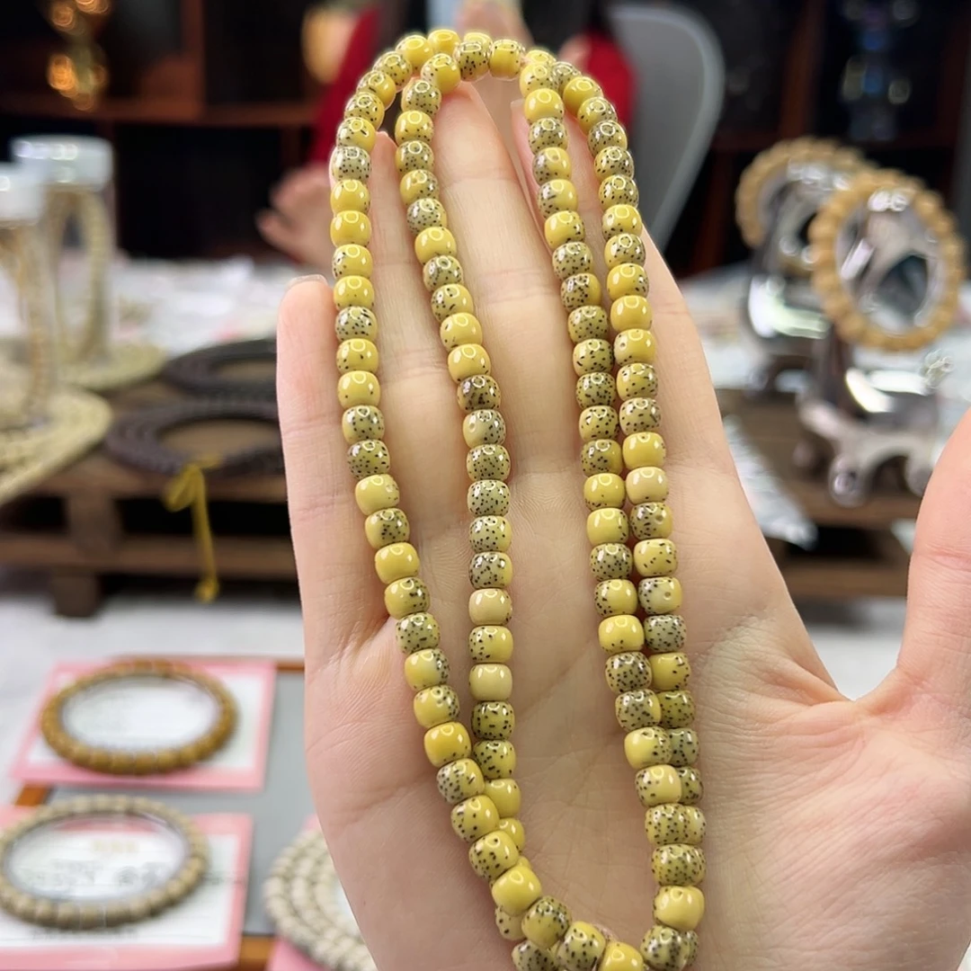 星月菩提吊坠Ll.6x5鸡油黄 大留白 小细星