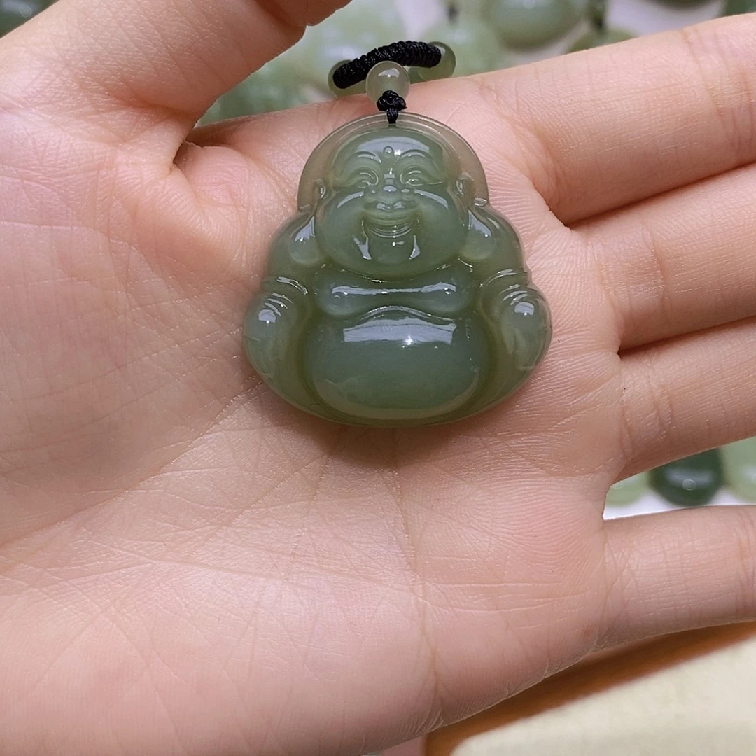 王***蒙颈饰未镶嵌和田玉