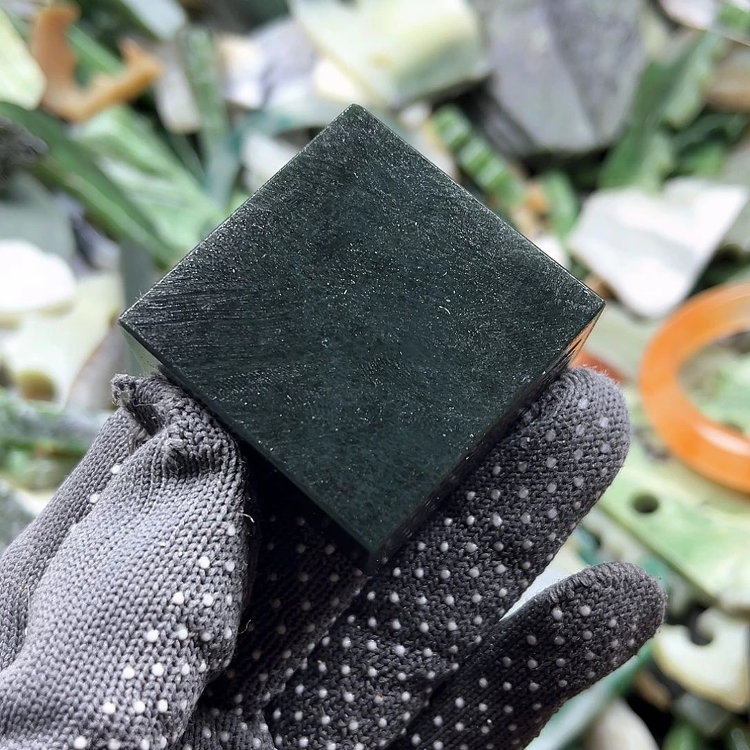 颈饰未镶嵌石英岩玉