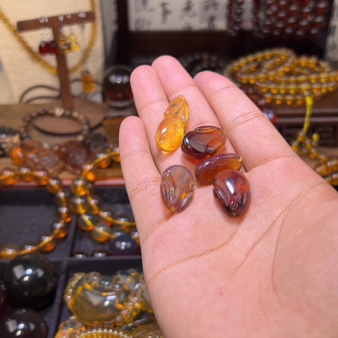 开***姐琥珀未镶嵌颈饰旗袍