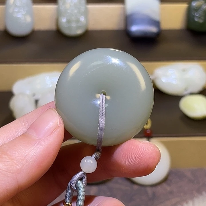 以***人和田玉（糖玉）未镶嵌颈饰