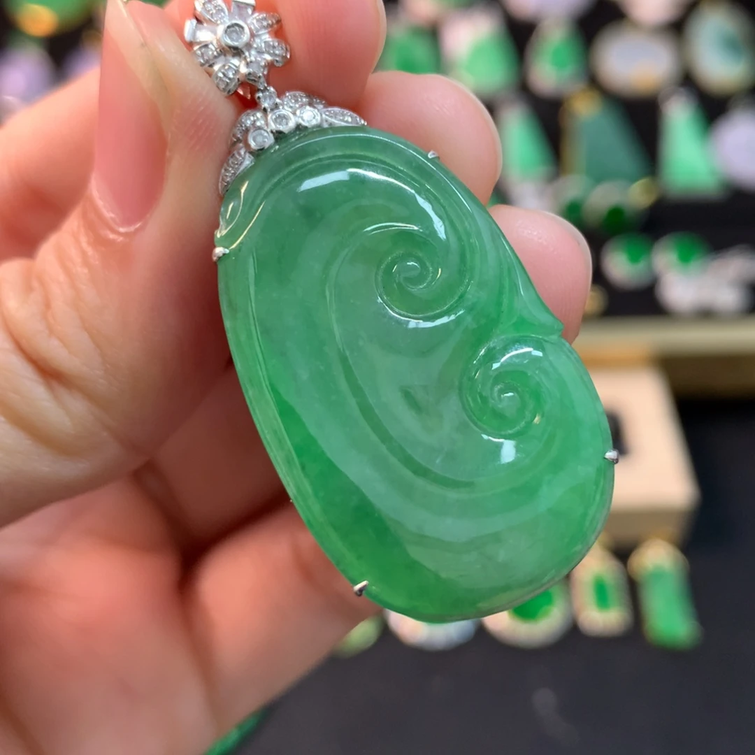 翡翠18K金镶嵌颈饰