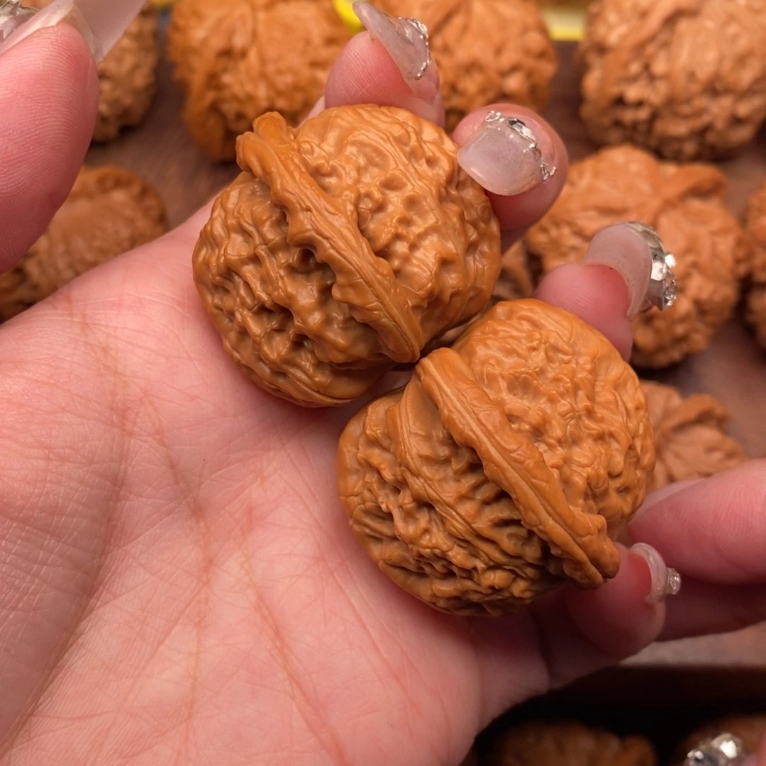 文玩核桃吊坠全品红皮白狮子39