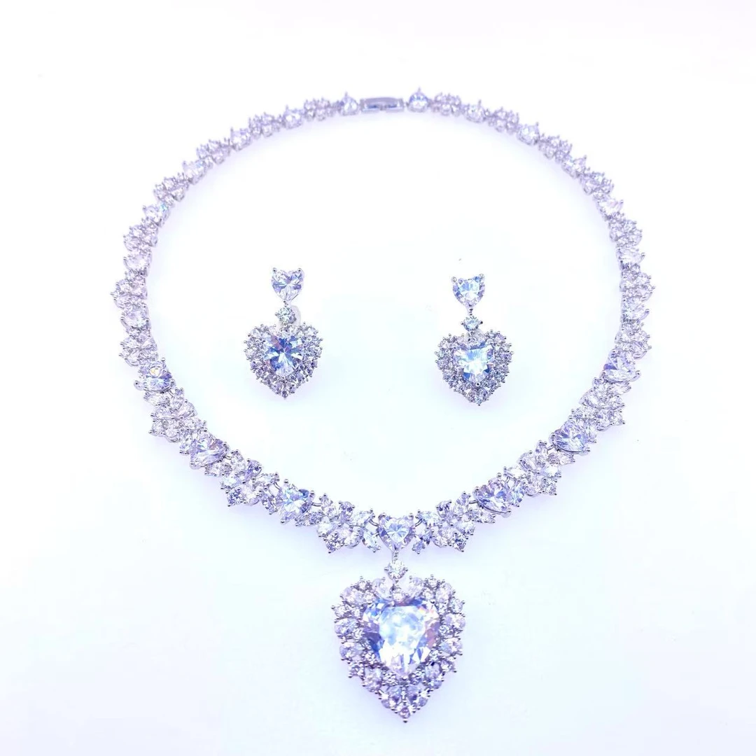 铜合金锆石耳饰 H016时尚气质白色款《爱人之心》耳环