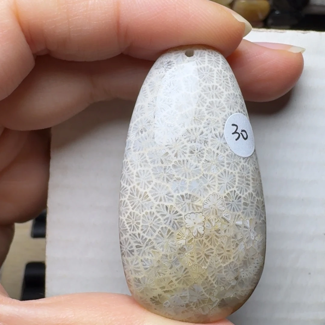 硅化玉未镶嵌灰色珍 珠枫叶