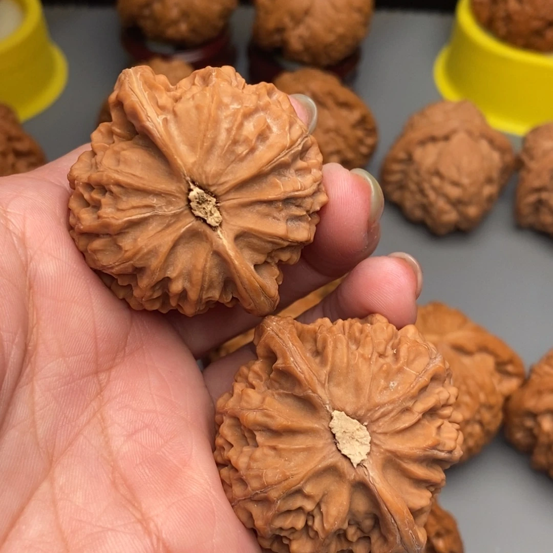 木质类文玩核桃红色宫灯